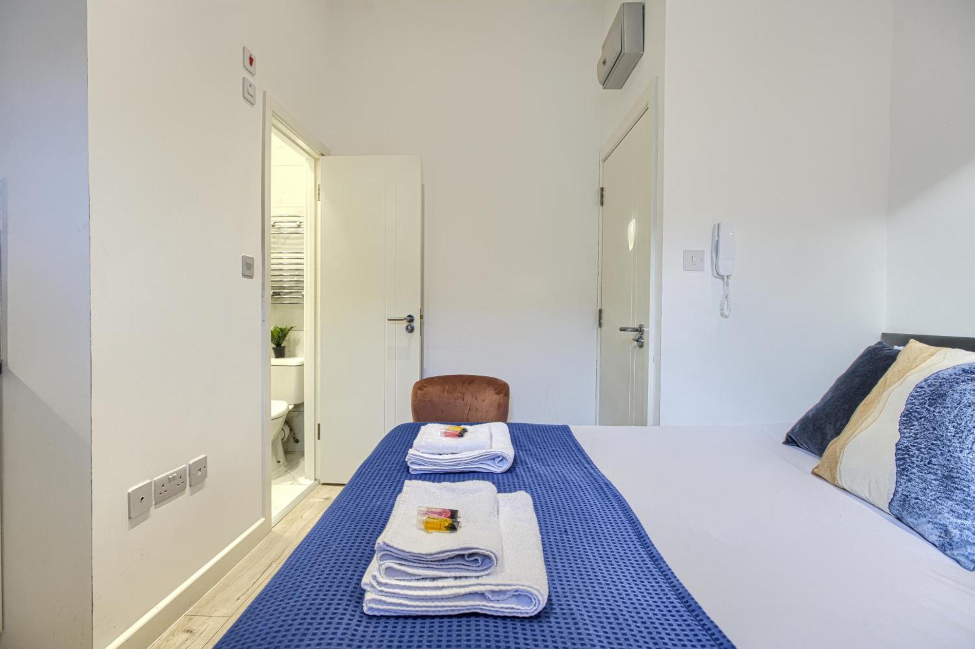 The Finsbury Deluxe Apartments London Room photo