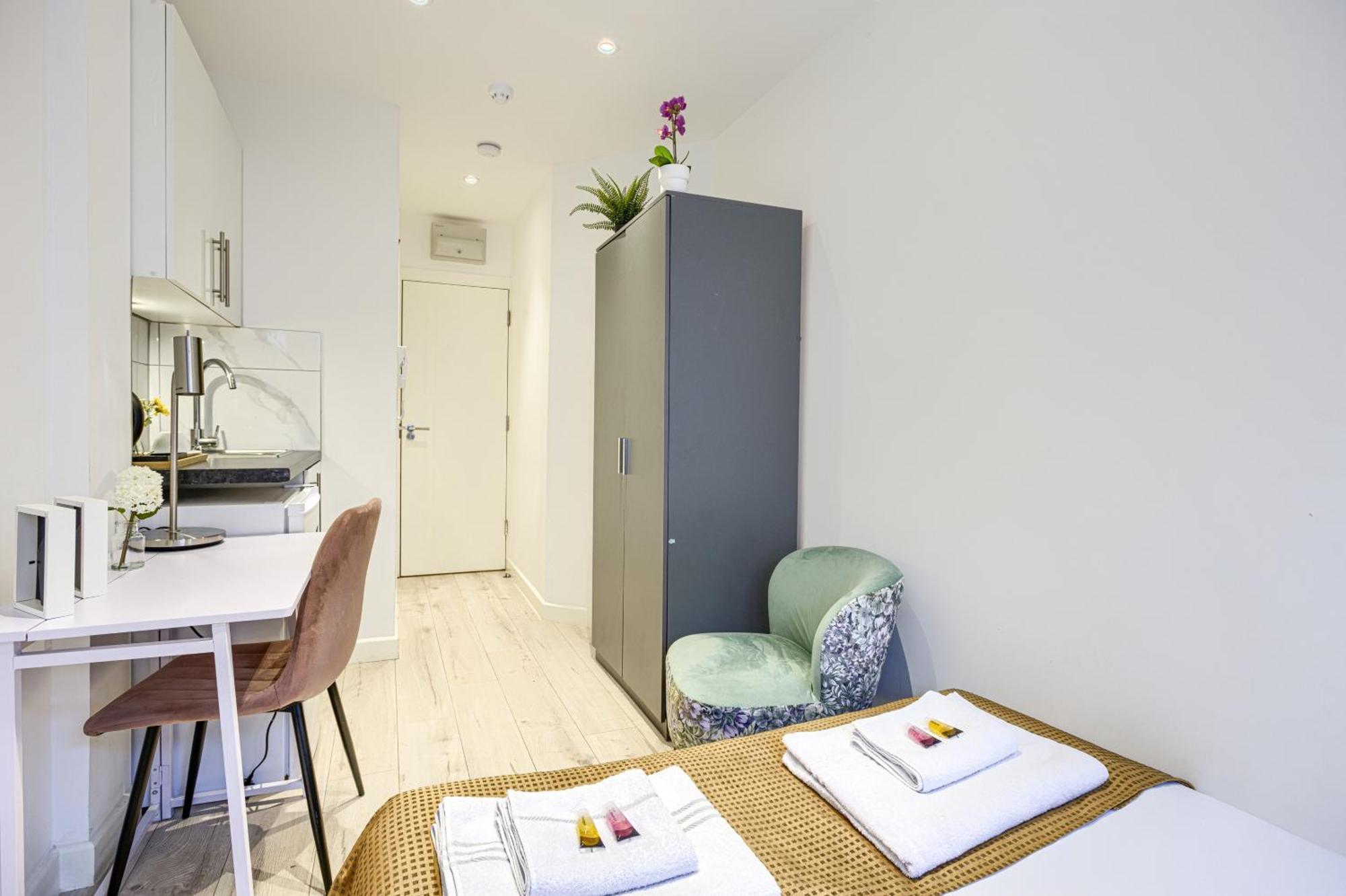 The Finsbury Deluxe Apartments London Room photo